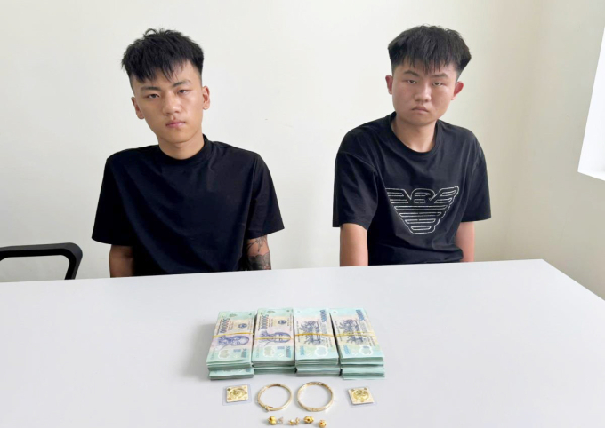 Zhang Haoran và Xia Feiyang bị bắt cùng tang vật. Ảnh: Công an Đà Nẵng