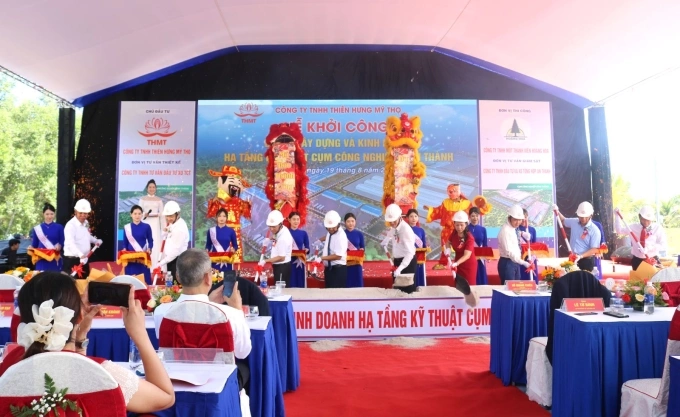 Các đại biểu thực hiện nghi thức khởi công.
