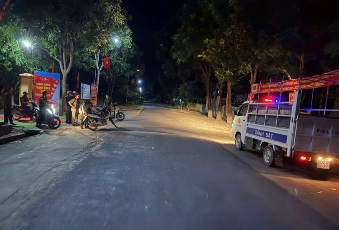 Nhiều lực lượng chốt chặn mọi ngả đường ở xã Hạnh Lâm để truy tìm Hòa, tối 18/8. Ảnh: Hùng Lê