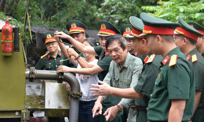 Tặng đường ống dã chiến xăng dầu Trường Sơn cho gia đình Đại tướng Võ Nguyên Giáp
