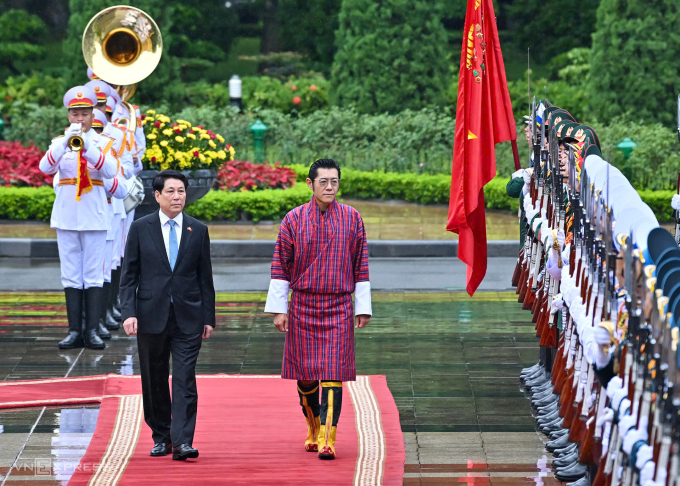 Chủ tịch nước Lương Cường và Quốc vương Bhutan Jigme Khesar Namgyel Wangchuck duyệt đội danh dự tại Phủ Chủ tịch ngày 19/8. Ảnh: Giang Huy