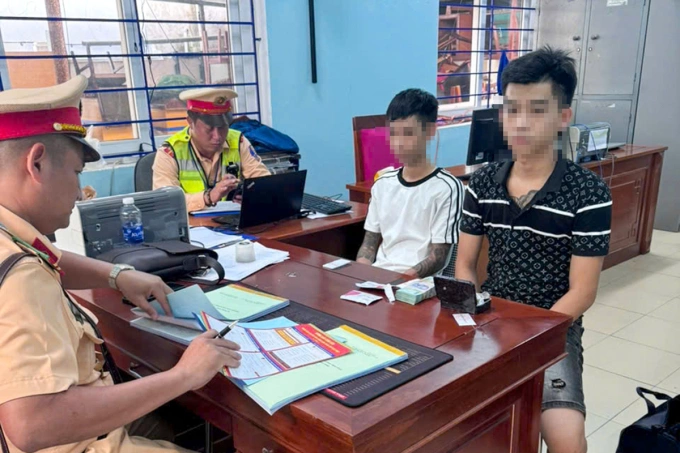 Hai thanh niên tại trụ sở Cảnh sát giao thông. Ảnh: Công an cung cấp