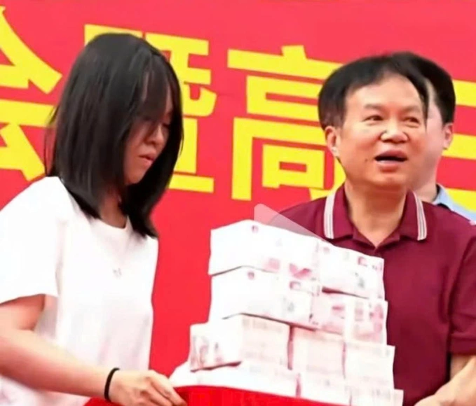 Trường Quốc tế Dajing trao thưởng tiền mặt cho học sinh đỗ Thanh Hoa. Ảnh: Jiupai News