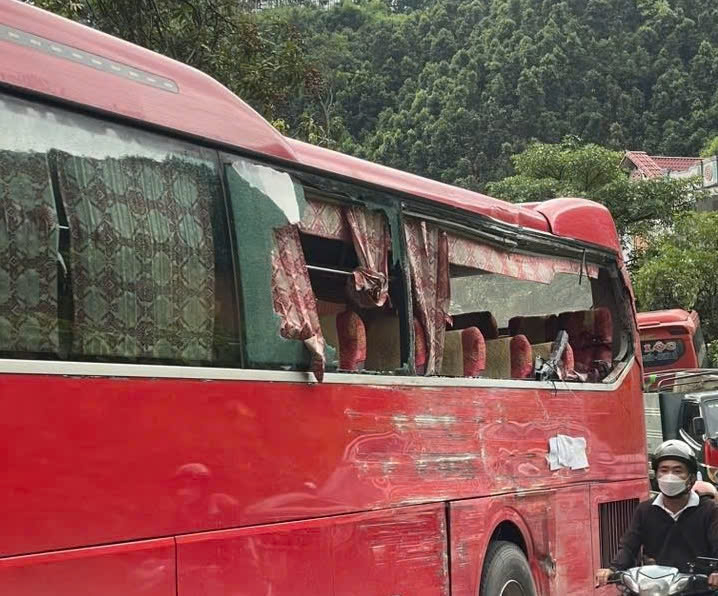 Hai xe khách tông nhau, một người chết