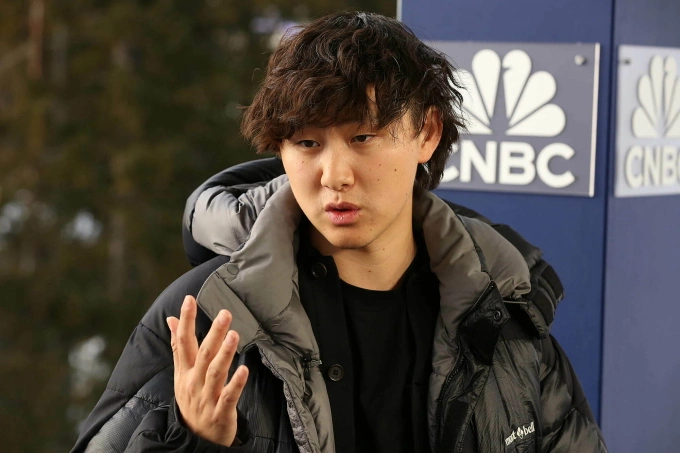 Alexandr Wang, CEO của ScaleAI, phát biểu trên chương trình Squawk Box của CNBC ở Davos, Thụy Sĩ, ngày 23/1/2025. Ảnh: CNBC/Gerry Miller