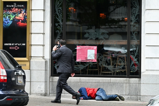 Người vô gia cư ngủ trên vỉa hè khu downtown Washington, thủ đô Mỹ, ngày 27/5. Ảnh: Reuters