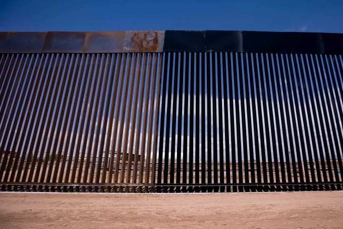 Một phần của bức tường biên giới Mỹ - Mexico được sơn đen, ngày 19/8. Ảnh: Reuters