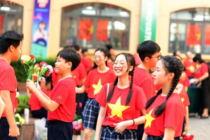 Học sinh trường Nguyễn Siêu trong buổi sinh hoạt chủ điểm Dưới bóng cờ Tổ quốc - Người Nguyễn Siêu tiếp bước, sáng 20/8. Ảnh: Fanpage nhà trường