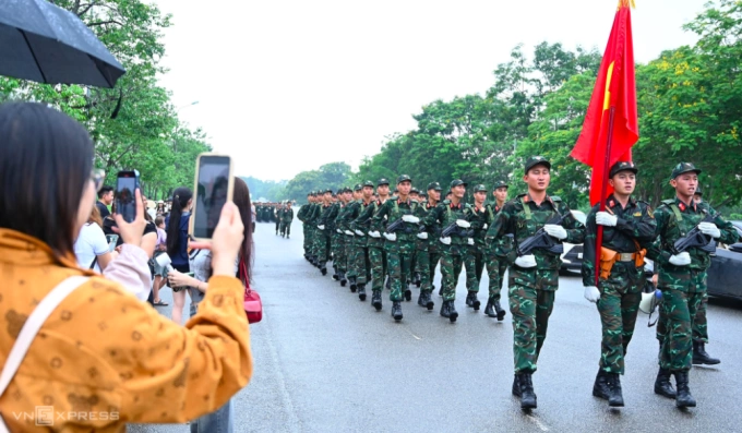 Người dân xem bộ đội hợp luyện diễu binh hồi đầu tháng 7. Ảnh: Giang Huy