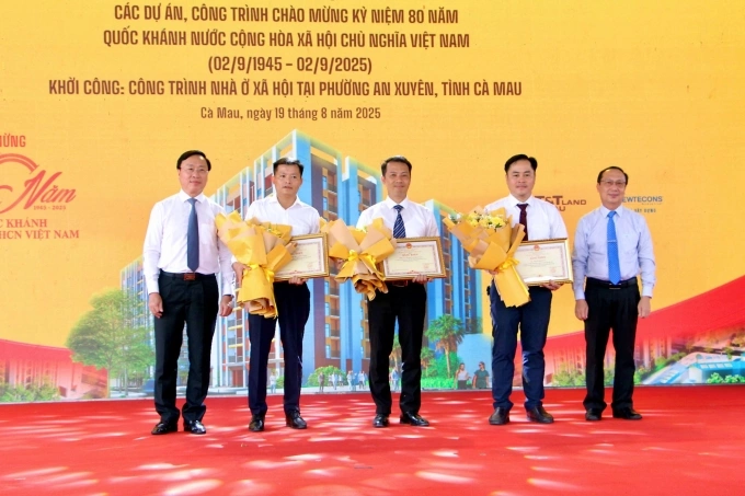 Tại lễ khởi công, UBND tỉnh Cà Mau trao Bằng khen cho Tập đoàn T&T Group, Công ty TNHH T&T Land Cà Mau, vinh danh những đóng góp trong việc triển khai chương trình nhà ở xã hội của doanh nghiệp. Ảnh: T&T Group