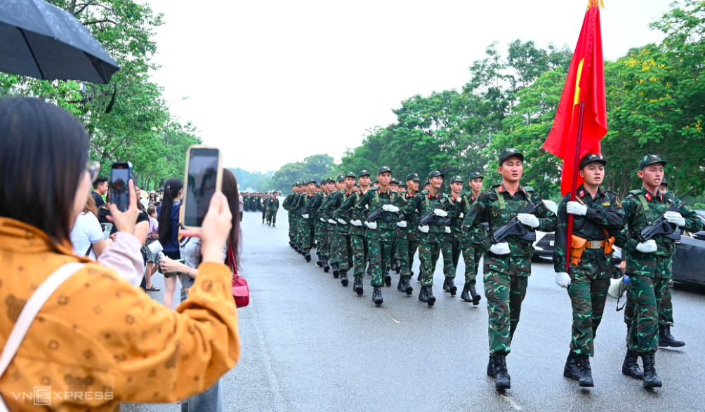 Hà Nội phát đồ ăn, nước uống miễn phí cho người xem diễu binh