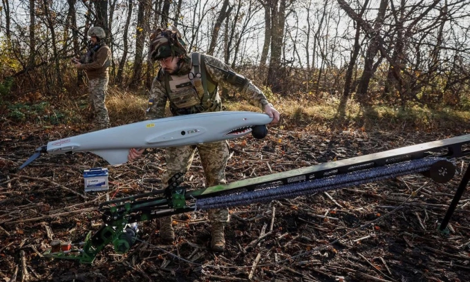 Thành viên Lữ đoàn 15 Ukraine chuẩn bị triển khai UAV Shark tại tỉnh Kharkov hồi năm 2023. Ảnh: Reuters