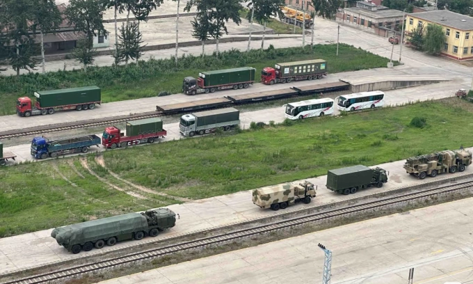 Các phương tiện (hàng dưới) được cho là thành phần của tổ hợp phòng không HQ-29 trong ảnh dăng ngày 8/8. Ảnh: X/OSINTWarfare
