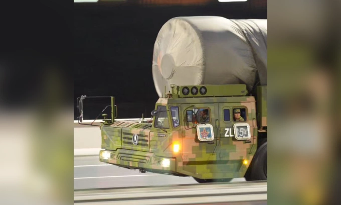 Phương tiện được cho là xe nạp ICBM trong bức ảnh đăng ngày 16/8. Ảnh: X/luritie