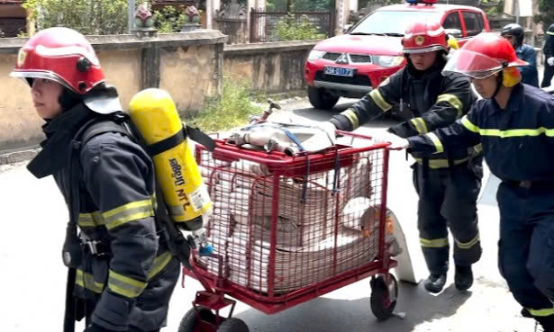 Phương tiện giúp dập đám cháy trong ngõ sâu ở Hà Nội