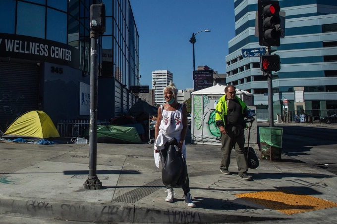 Một phụ nữ vô gia cư dựng lều tại downtown Los Angeles, California, ngày 25/7. Ảnh: AFP