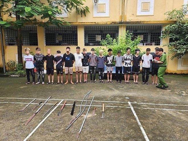 Các thanh thiếu niên giao nộp hung khí, làm việc với cơ quan điều tra sau khi gây án. Ảnh: Công an cung cấp