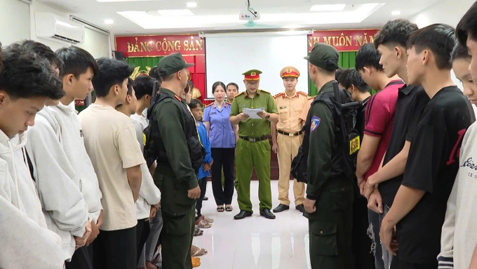 21 quái xế dàn hàng ngang, lạng lách ở TP HCM bị khởi tố - 1