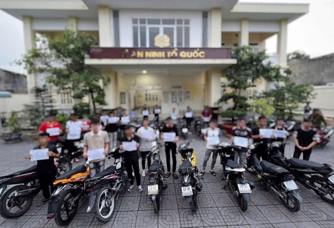 Hàng chục thanh thiếu niên cùng xe máy bị cảnh sát tạm giữ. Ảnh: Công an cung cấp