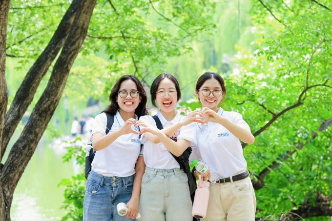 Sinh viên trường Đại học Khoa học Tự nhiên, Đại học Quốc gia Hà Nội trong đoàn tham gia Trường hè Khoa học tại Đại học Bắc Kinh, Trung Quốc hồi tháng 7. Ảnh: Fanpage trường