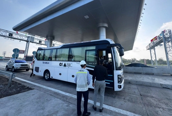 Một xe khách thuộc diện chưa được phép rẽ xuống trạm thu phí để qua cầu Nhơn Trạch, sáng 20/8. Ảnh: Hạ Giang