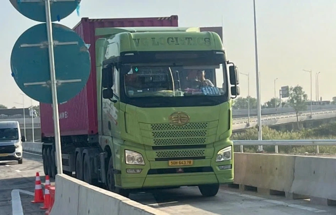 Một xe container rẽ từ cao tốc xuống cầu Nhơn Trạch dù chưa được phép, sáng 20/8. Ảnh: Hạ Giang