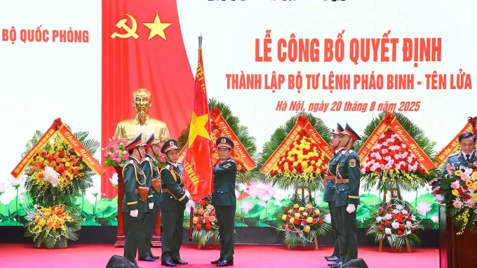 Đại tướng Nguyễn Tân Cương trao Quân kỳ Quyết thắng cho Bộ tư lệnh Pháo binh - Tên lửa. Ảnh: Tuấn Huy