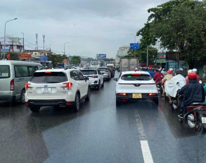 Quốc lộ 51 kẹt xe kéo dài sáng nay. Ảnh: Thái Hà