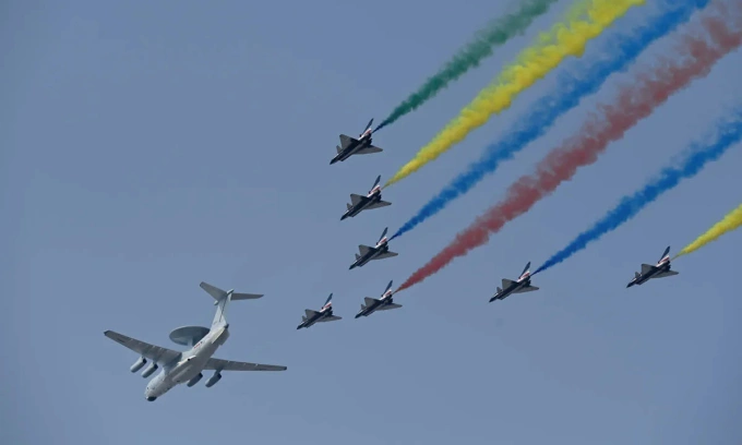 Máy bay cảnh báo sớm KJ-2000 và tiêm kích J-10 bay qua Bắc Kinh trong lễ duyệt binh tháng 10/2019. Ảnh: AFP