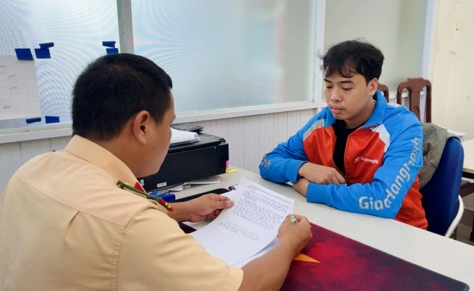 Tiktoker Bùi Văn Hòa với tên gọi Bin shipper nước Huế bị lập biên bản. Ảnh: Công Quang