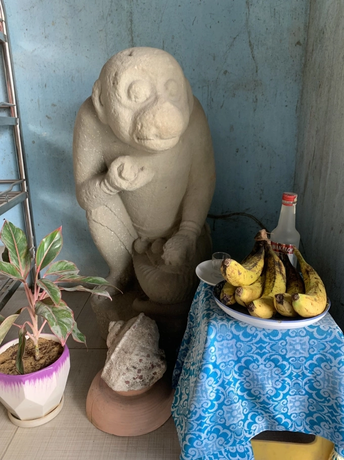 Lúc mới đưa tượng về, ông Lực để tượng trong nhà và thờ. Ảnh: Nhân vật cung cấp
