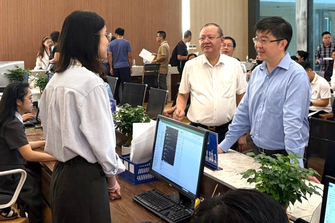 Thứ trưởng Bùi Hoàng Phương (bên phải) khảo sát việc vận hành chính quyền địa phương hai cấp tại Hà Nội. Ảnh: TTTT