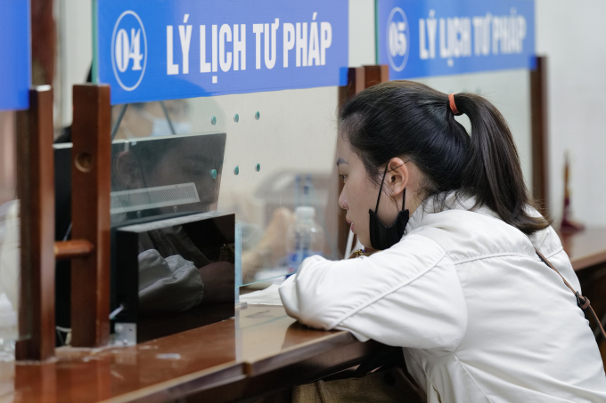 Người dân làm thủ tục hành chính tại Hà Đông, Hà Nội. Ảnh: Giang Huy