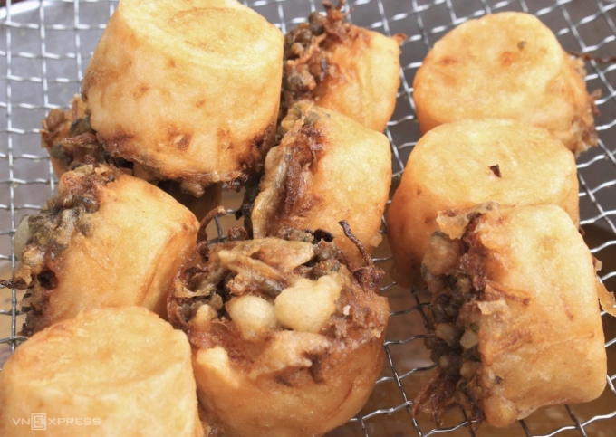 Bánh cống thường là món ăn vặt buổi chiều tại Cần Thơ. Ảnh: Huỳnh Nhi