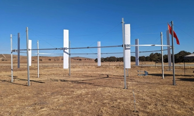 Turbine gió của Airloom Energy bao gồm nhiều cánh thẳng đứng di chuyển dọc đường ray đặt trên cột cao hơn 20 m. Ảnh: Airloom Energy