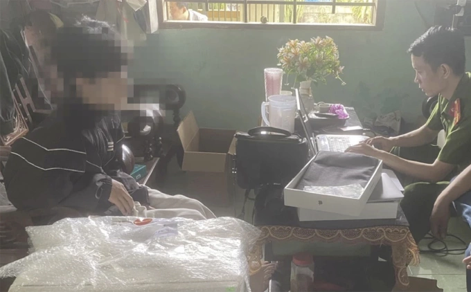 Nam thiếu niên làm việc với công an. Ảnh: Nguyễn Đức