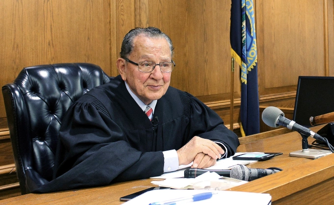 Thẩm phán Frank Caprio trong một phiên xử ở Providence, bang Rhode Island, Mỹ, năm 2017. Ảnh: AP