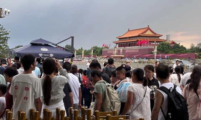 Du khách xếp hàng qua cổng kiểm tra an ninh trước quảng trường Thiên An Môn, Bắc Kinh, ngày 19/8. Ảnh: Chosun