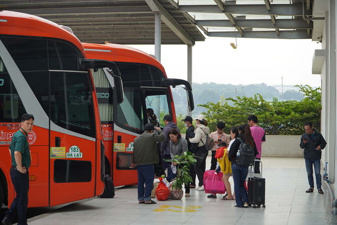 Khách lên xe ở bến Miền Đônbg mới hồi đầu năm 2025. Ảnh: Giang Anh
