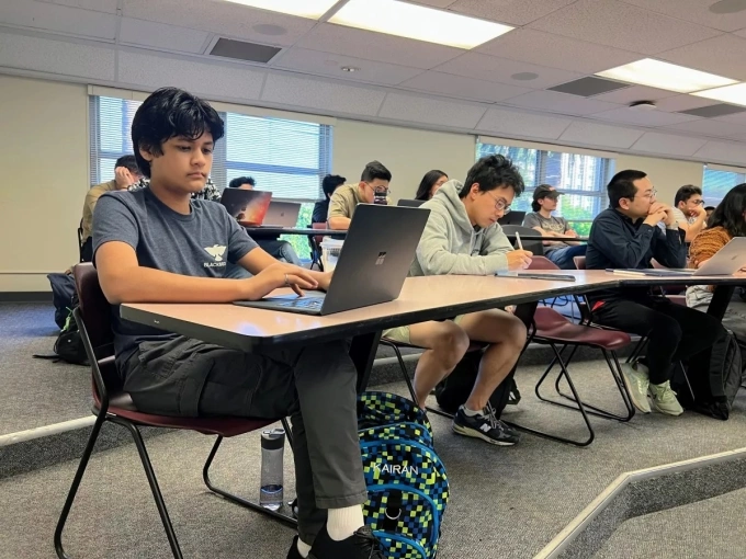 Kairan Quazi tại Đại học Santa Clara. Ảnh: Lisa Robinson/Đại học Santa Clara