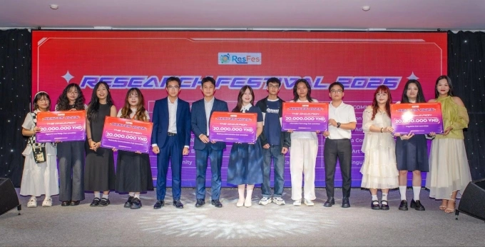 Minh Châu (đứng thứ 4 từ trái sang) nhận giải quán quân tiểu ban Truyền thông Đa phương tiện tại ResFes 2025. Ảnh: Nhân vật cung cấp