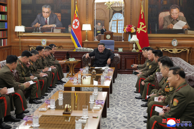 Lãnh đạo Triều Tiên Kim Jong-un trong cuộc gặp với các chỉ huy hoạt động quân sự ở nước ngoài ngày 20/8. Ảnh: KCNA