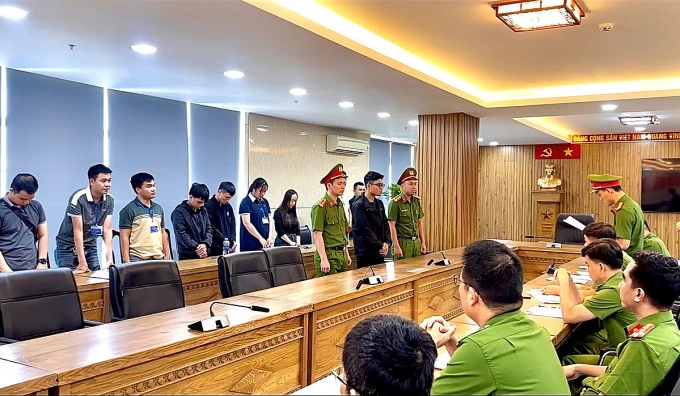 Một nhóm nghi phạm trong đường dây rửa tiền vừa bị khởi tố. Ảnh: Công an cung cấp