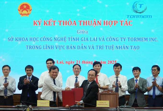 Lễ ký kết giữa Sở Khoa học và Công nghệ tỉnh Gia Lai với Công ty TORmem trong lĩnh vực bán dẫn và trí tuệ nhân tạo. Ảnh: Trần Hóa