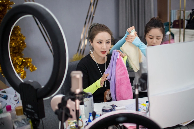 Vi Á từng là nữ hoàng chốt đơn ở Trung Quốc với những phiên livestream thu hàng tỷ nhân dân tệ. Ảnh: Businesstoday