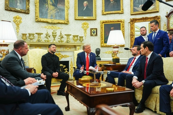 Tổng thống Ukraine Volodymyr Zelensky (suit đen), Tổng thống Mỹ Donald Trump và Phó tổng thống JD Vance (ngồi bên trái ông Trump) trong cuộc gặp tại Phòng Bầu dục ngày 18/8. Ảnh: Reuters