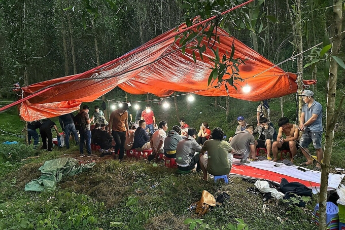 Hiện trường vụ tổ chức đánh bạc, đánh bạc tại thời điểm bắt quả tang. Ảnh: Công an cung cấp