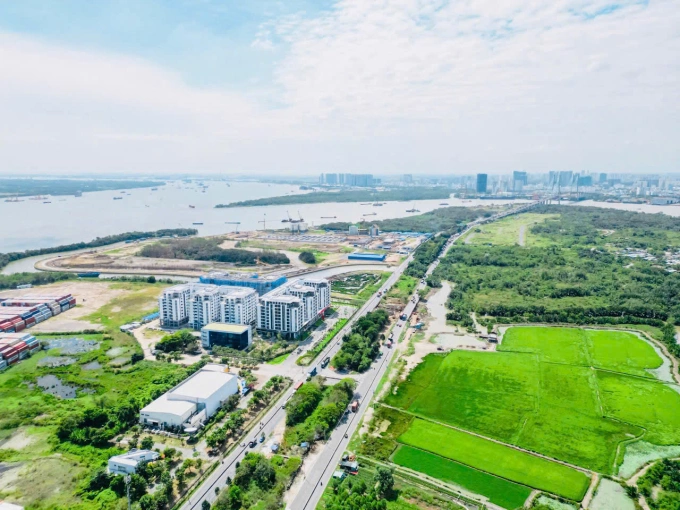 Từ trên cao, dự án nằm trên mặt tiền đường Võ Chí Công, xung quanh nhiều mảng xanh, sông nước. Ảnh: Ario