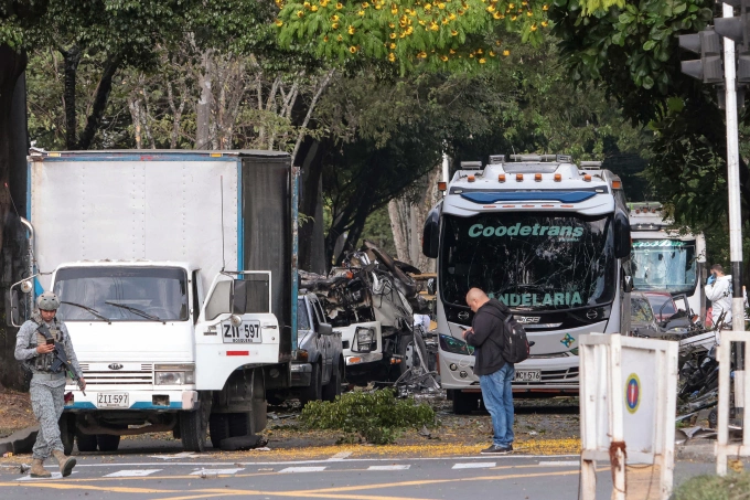 Lực lượng an ninh kiểm tra khu vực chiếc xe mang bom phát nổ ở thành phố Cali, Colombia ngày 21/8. Ảnh: AFP