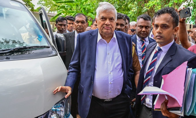 Ông Wickremesinghe (giữa) đến tòa án sau khi bị bắt tại Colombo hôm 22/8. Ảnh: AFP